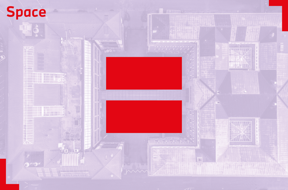 Luftbild von Bau 1 und 3 und Innenhof mit rotem Space-Logo darüber